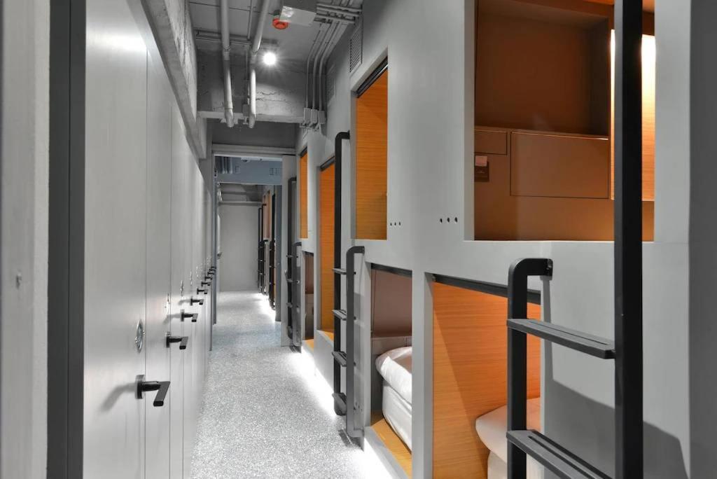 Tiang Capsule Hostel Bangkok Exterior photo